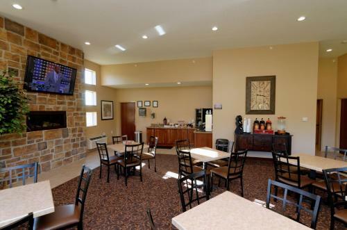 Hotel Boulders Inn & Suites