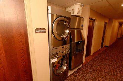 Hotel Boulders Inn & Suites