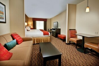 Holiday Inn Express Hotel And Suites Pearsall