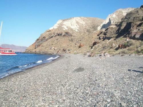 Agrilia Secluded Cave House