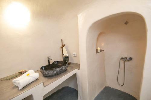 Agrilia Secluded Cave House