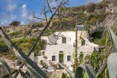 Agrilia Secluded Cave House