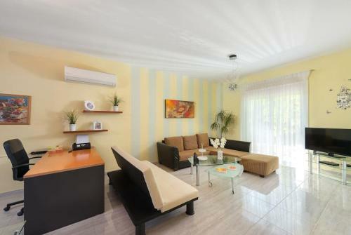 Greek Style Ground Floor Apartment & Pool