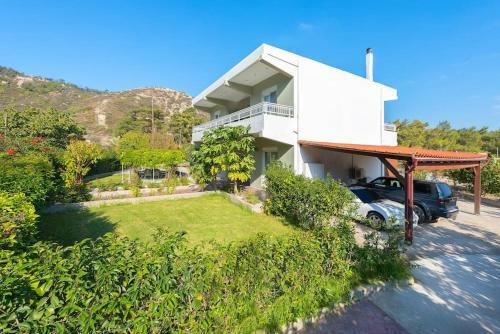 Greek Style Ground Floor Apartment & Pool