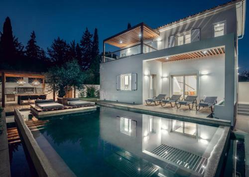 Oresteia Executive Villa, A Flamboyant Retreat