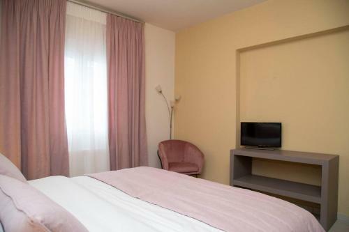 Great House With Garden Close To Meteora Greece