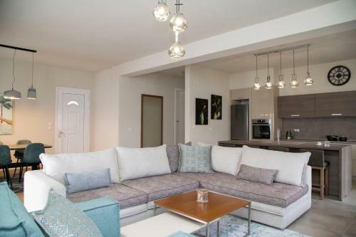 Great House With Garden Close To Meteora Greece