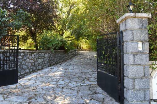 Villa Vytina With Garden And Bbq