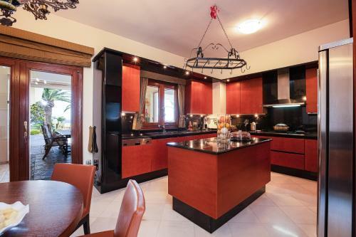 Palm Hill Villa, Royal Retreat!