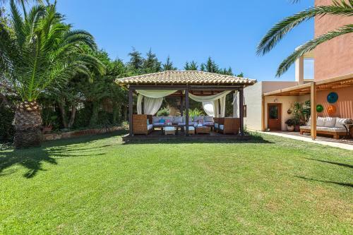 Palm Hill Villa, Royal Retreat!