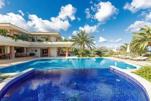 Palm Hill Villa, Royal Retreat!