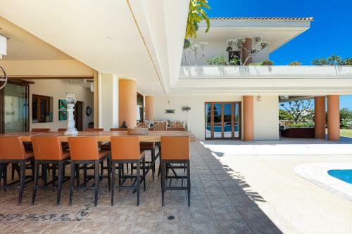 Palm Hill Villa, Royal Retreat!