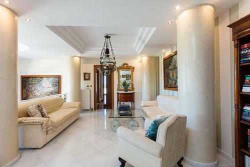 Palm Hill Villa, Royal Retreat!