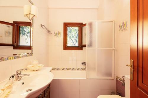 Palm Hill Villa, Royal Retreat!