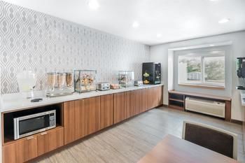 Hotel Microtel By Wyndham Victor
