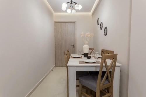 Evia's Apartment - New Apartment In Town!