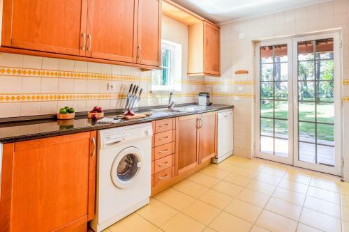 Villa Aroeira, Private Pool, Space For 8 Guests