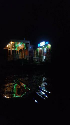 New Life Houseboat