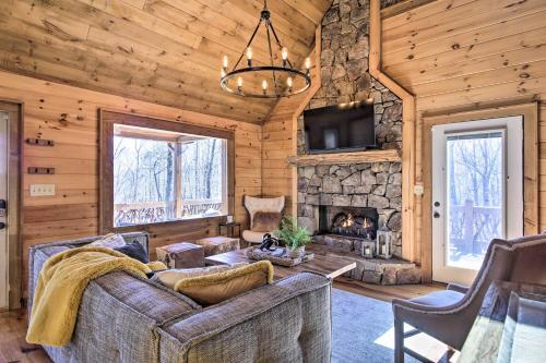 Stunning Escape With Loft, Hot Tub And Mtn Views!
