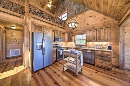 Stunning Escape With Loft, Hot Tub And Mtn Views!