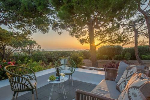 Villa Oasis Lagonisi With Garden And Large Pool