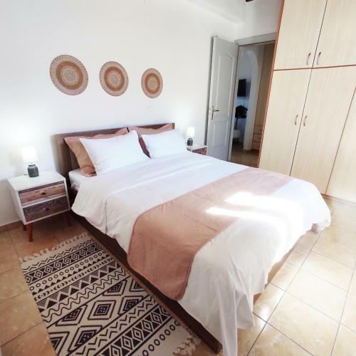 Avalon Cosy Apartments Emerald, Ivory With Shared Swimming Pool