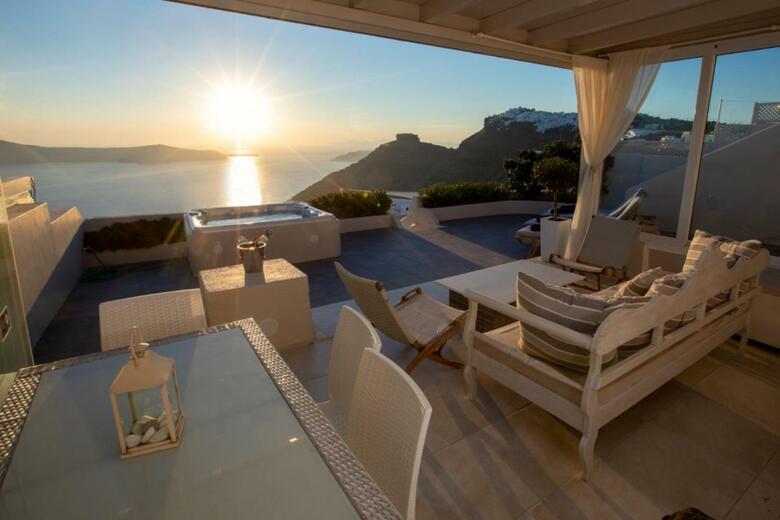 Sunset View Villa Santorini - With Outdoor Jacuzzi