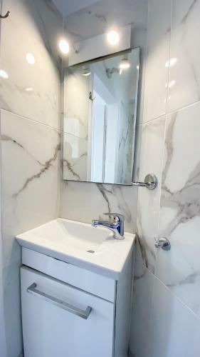 Beautiful Apartment In Platis Gialos