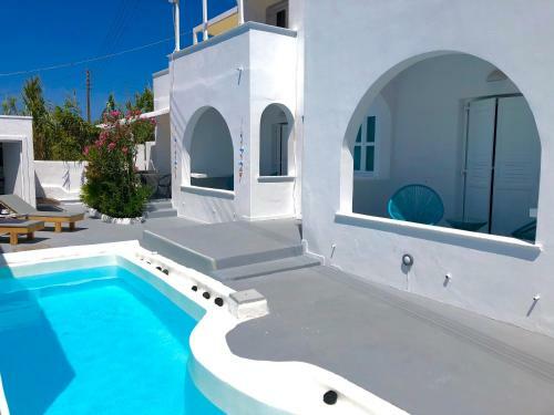 Building With 7 Apartments And Pool