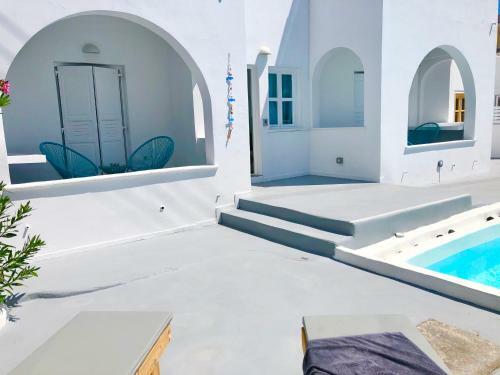 Building With 7 Apartments And Pool
