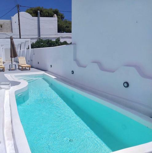 Building With 7 Apartments And Pool
