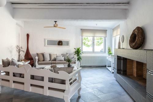 Noura Villa, A Pristine Luxurious Seaview Sanctuary
