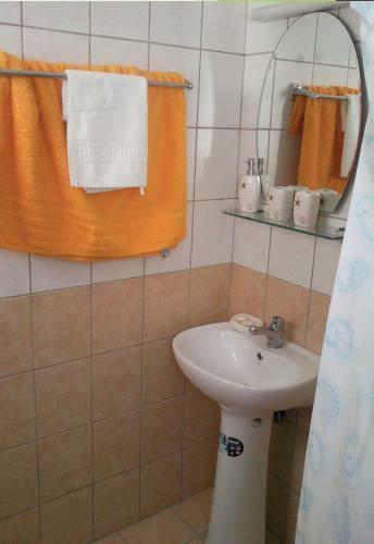 Hostal Room In Studio - Rock Garden Apartments By The Beach