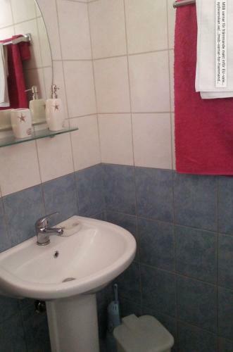 Hostal Room In Studio - Rock Garden Apartments By The Beach