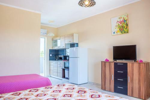 Brunswick Apartments - Pool & Beach