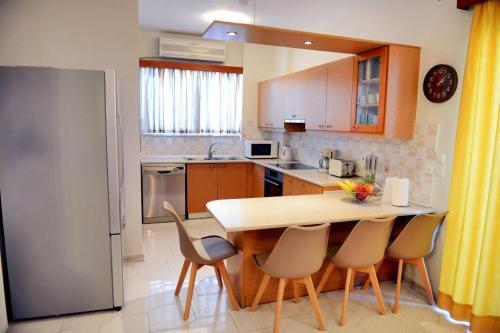 Harry's Choice A Sunny Modern Apartment In Rhodes.