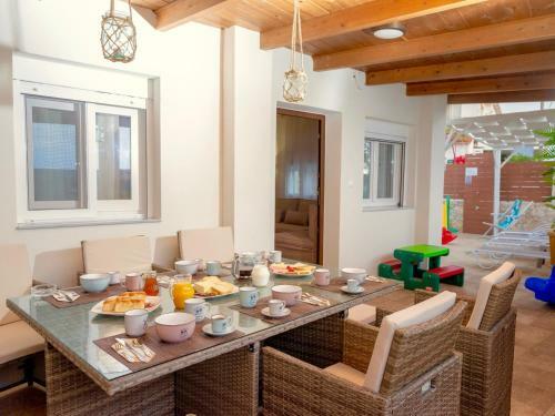 4 Bedroom Beachfront Villa With Private Pool, Skaleta
