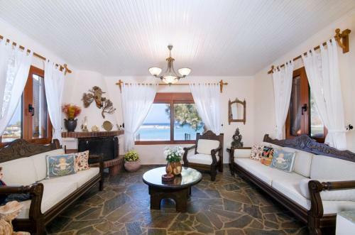 Villa Stavros Beachfront Homeleader
