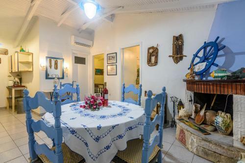 The Blue House Seaside Retreat - Fully Equipped
