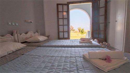 Villa Angela, Seafront Apartments, Almiros Beach