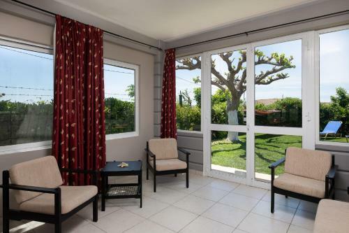 Petrakis Afrathias Garden House