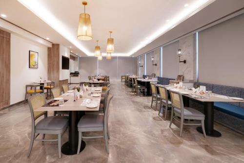 7 Apple Hotel Mahape