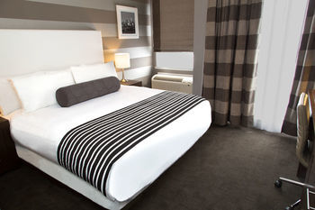 Hotel Sandmanedmonton West