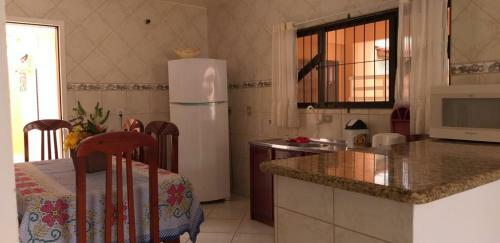 Casa 02 Dorm Na Rua Salmao