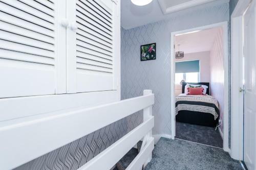 Cheerful 3 Bedroom Home With Parking In Chester