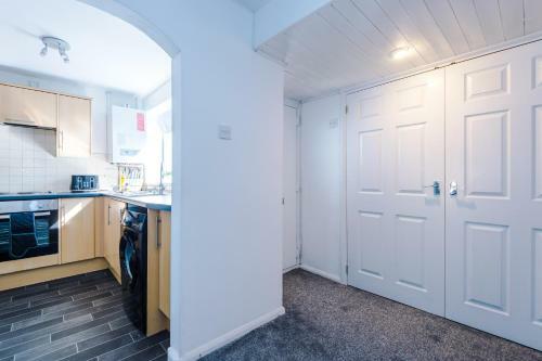 Cheerful 3 Bedroom Home With Parking In Chester