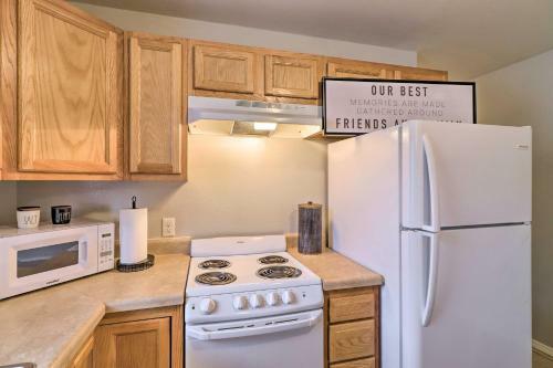 Cozy West Plains Home Near Shopping And Dining!