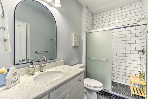 Chic Getaway With Hot Tub - Half-mi To Beach!