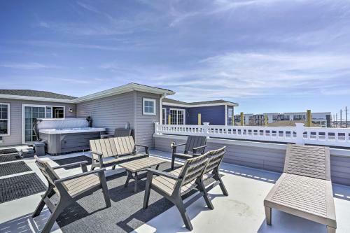 Chic Getaway With Hot Tub - Half-mi To Beach!