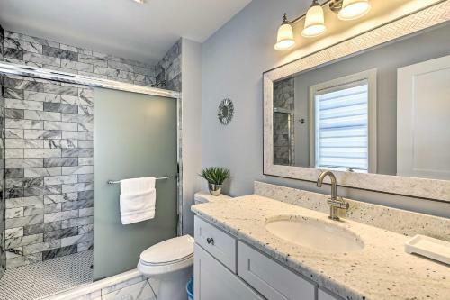 Chic Getaway With Hot Tub - Half-mi To Beach!